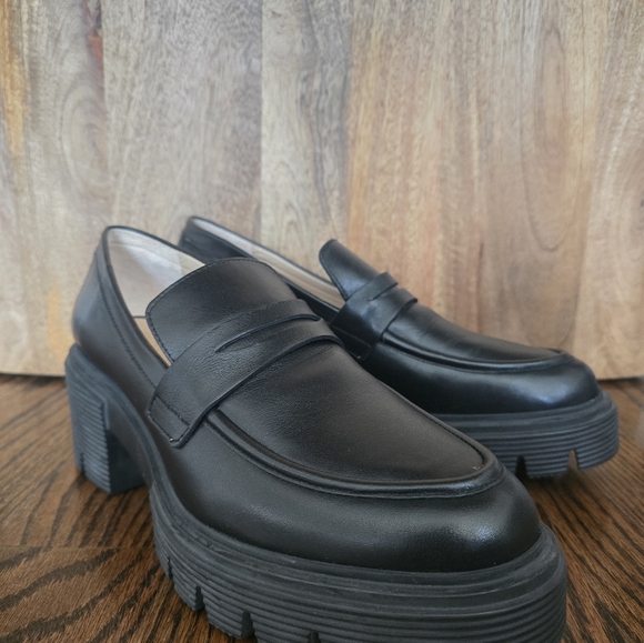 Stuart Weitzman Soho Loafer (Women’s) 9 - Picture 2 of 6